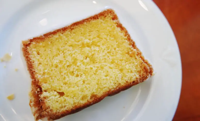 Bolo de fubá fofinho da vovó que perfuma a casa e aquece o coração