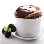 Bolo de caneca de chocolate que lembra a infância e fica pronto em minutos