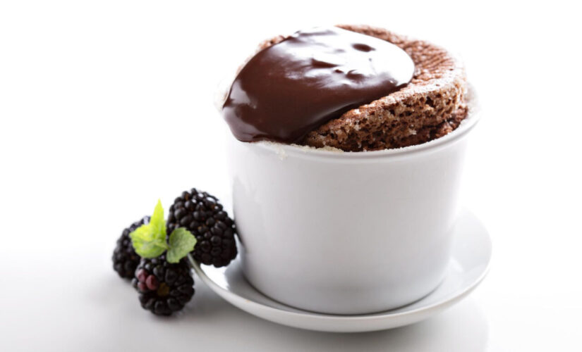Bolo de caneca de chocolate que lembra a infância e fica pronto em minutos
