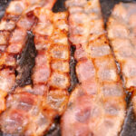 Bacon assado crocante e sequinho com gostinho de comida de vó
