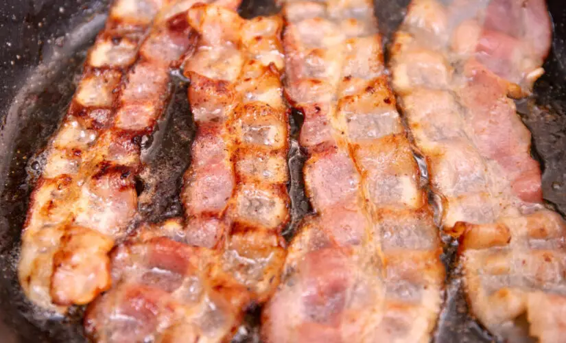 Bacon assado crocante e sequinho com gostinho de comida de vó