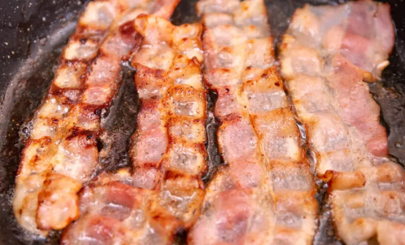 Bacon assado crocante e sequinho com gostinho de comida de vó