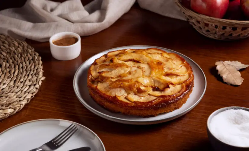 Bolo de maçã com canela e aroma de casa de vó