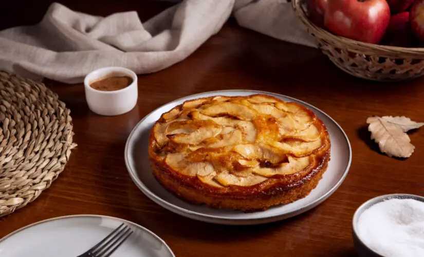 Bolo de maçã com canela e aroma de casa de vó