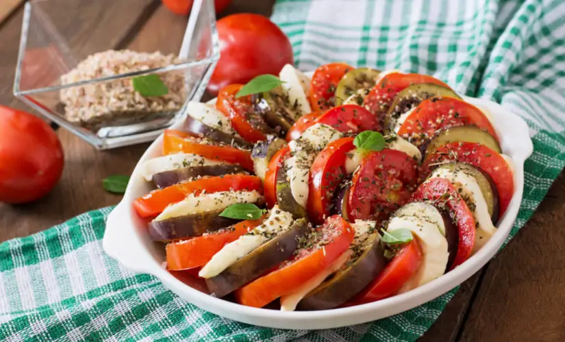 Berinjela ao forno com tomate que lembra comida de mãe