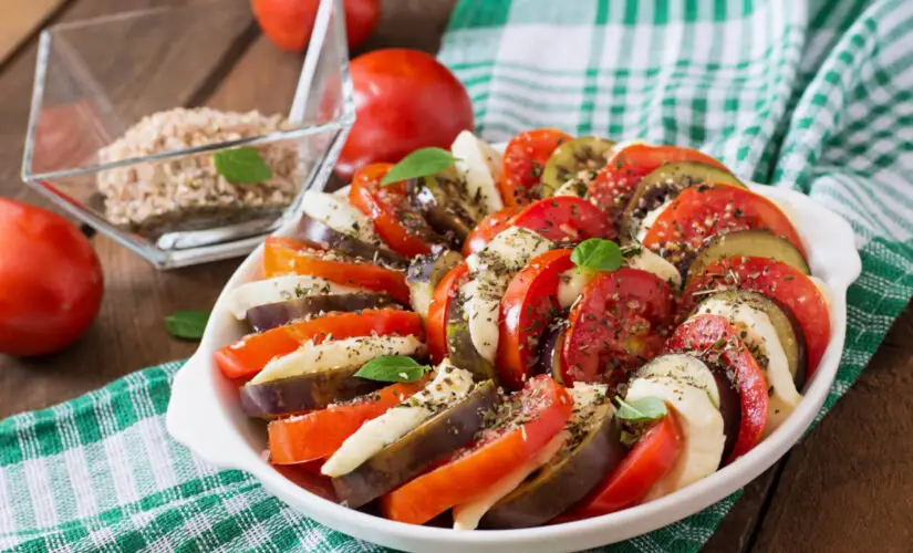 Berinjela ao forno com tomate que lembra comida de mãe