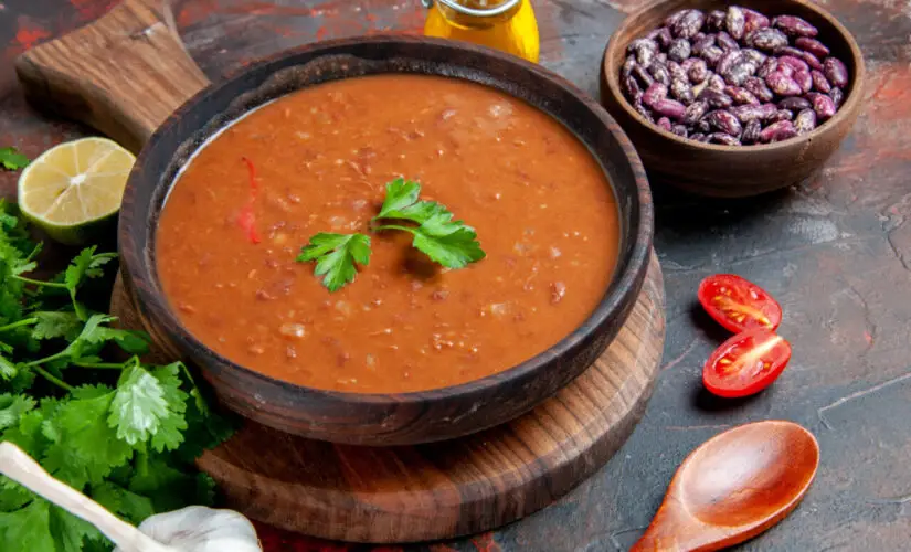 Caldo de feijão batido no liquidificador que aquece o coração