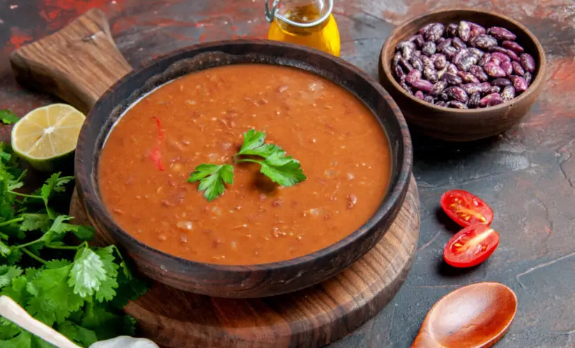 Caldo de feijão batido no liquidificador que aquece o coração