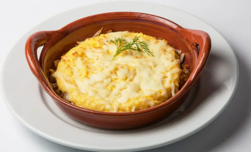 Escondidinho de frango com mandioca com sabor de comida feita com amor