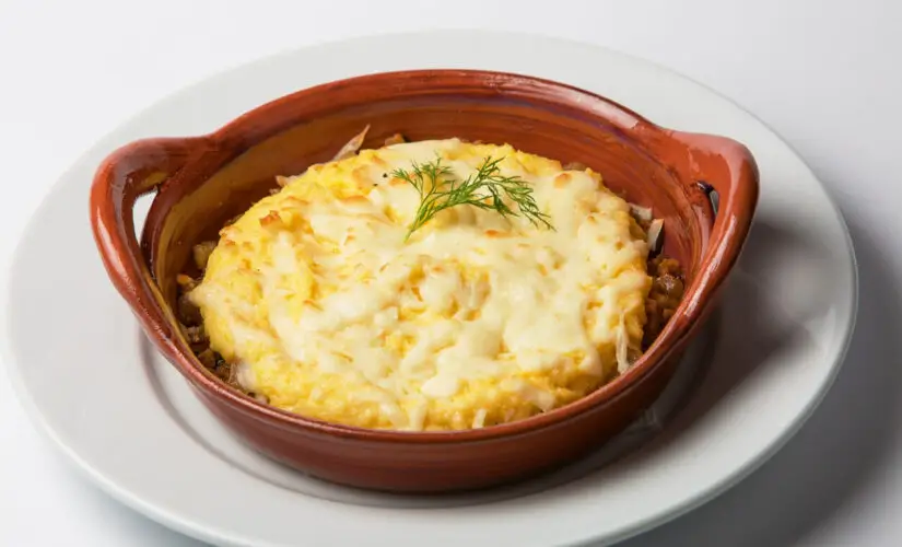 Escondidinho de frango com mandioca com sabor de comida feita com amor