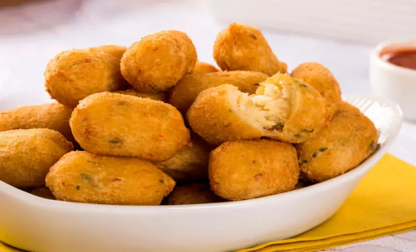 Bolinhos de mandioca fritos com crocância por fora e maciez por dentro
