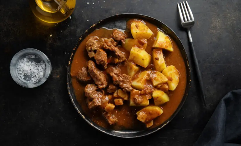 Costela com aipim na panela de pressão com sabor de comida de roça