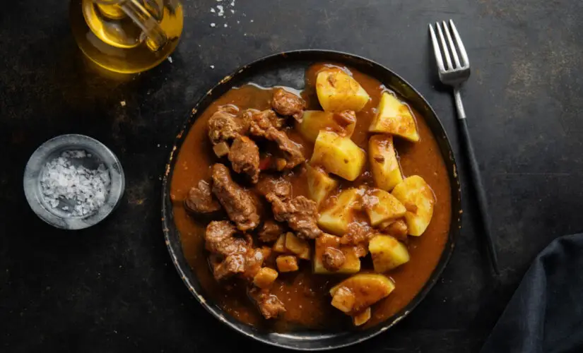Costela com aipim na panela de pressão com sabor de comida de roça
