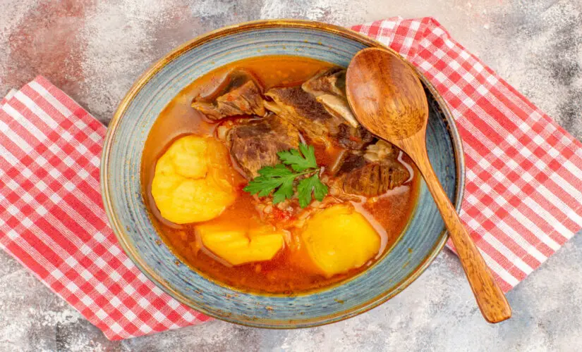 Caldo de mandioca com costela bem temperado e com sabor de comida feita no fogão à lenha
