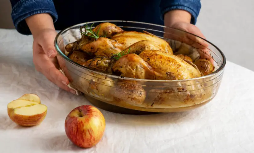 Como fazer um frango assado suculento, dourado e cheio de sabor de domingo em família