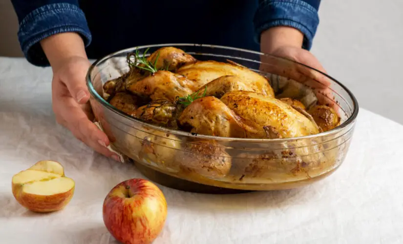 Como fazer um frango assado suculento, dourado e cheio de sabor de domingo em família