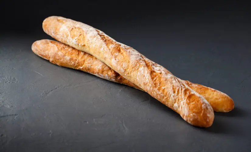 Baguete caseira crocante por fora e macia por dentro, com gosto de padaria francesa