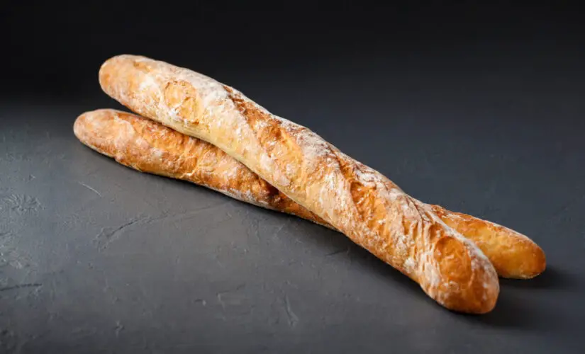 Baguete caseira crocante por fora e macia por dentro, com gosto de padaria francesa