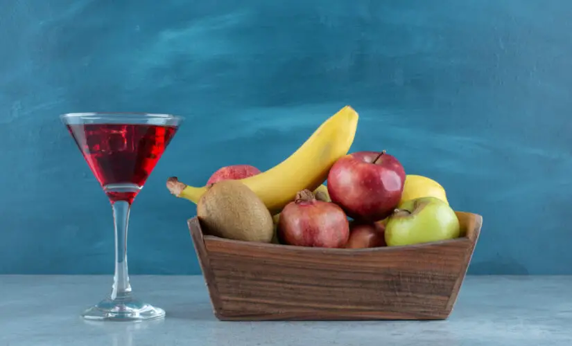 Bebida com vinho e frutas refrescante, doce na medida e perfeita para compartilhar