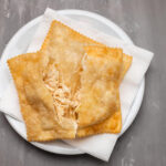 Pastelão de frango suculento com massa crocante e recheio bem temperado para reunir a família