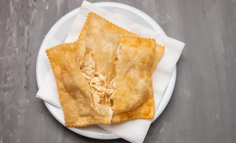 Pastelão de frango suculento com massa crocante e recheio bem temperado para reunir a família