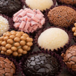 Como fazer brigadeiro de limão com chocolate branco que derrete na boca e surpreende no sabor