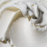 Como fazer chantilly com creme de leite para cobrir bolos e encantar no sabor