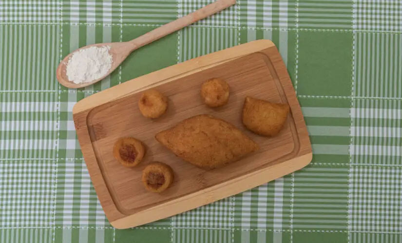 Bolinho de festa junina que lembra os arraiás da infância