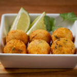 Bolinho de peixe que tem gosto de infância e festa boa