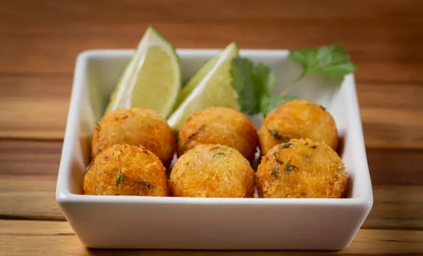 Bolinho de peixe que tem gosto de infância e festa boa