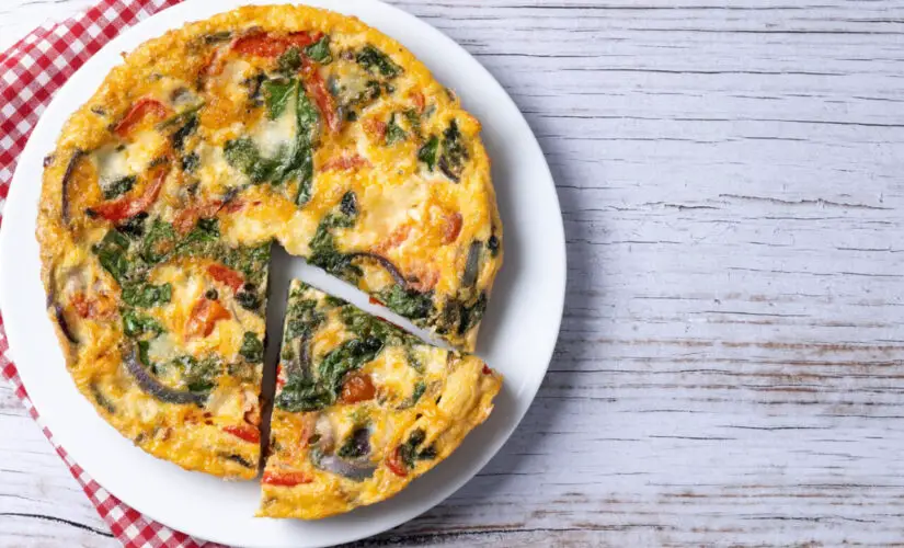 Omelete simples, leve e fofinha com sabor de comida feita na hora