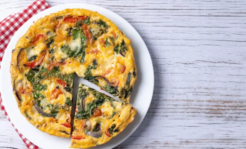 Omelete simples, leve e fofinha com sabor de comida feita na hora