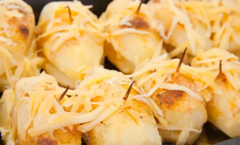 Pão recheado fofinho e dourado com recheio cremoso que surpreende em cada mordida
