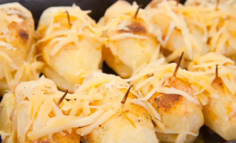 Pão recheado fofinho e dourado com recheio cremoso que surpreende em cada mordida