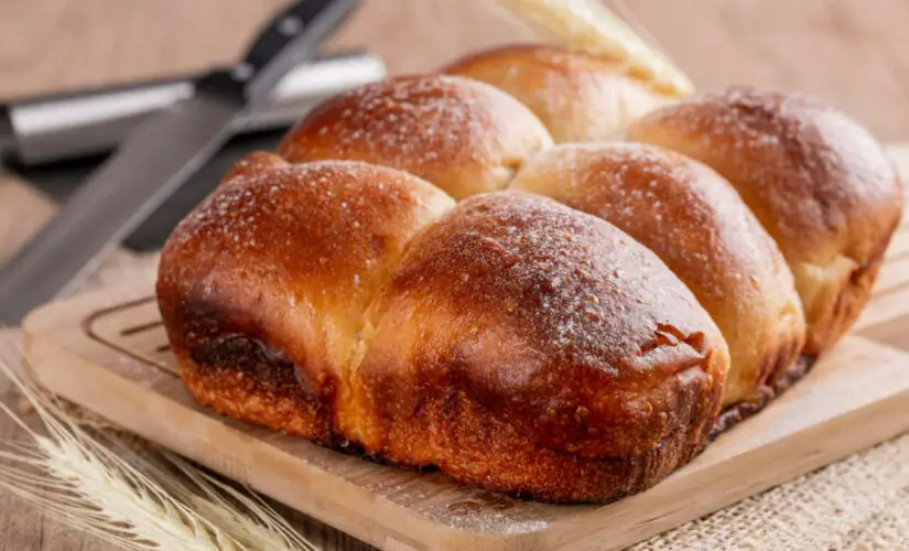 Pão doce fofinho com cobertura de açúcar e sabor de padaria da infância