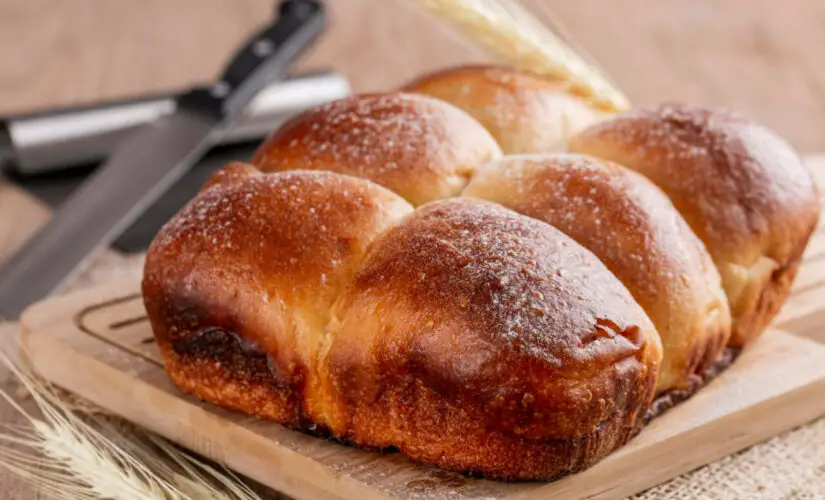 Pão doce fofinho com cobertura de açúcar e sabor de padaria da infância