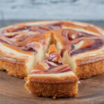 Torta de banana caramelizada com massa fofinha e sabor de infância
