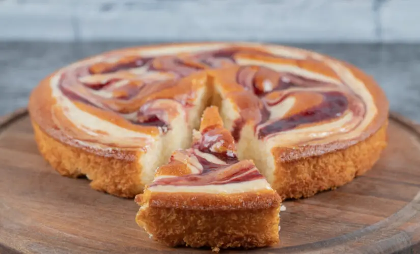 Torta de banana caramelizada com massa fofinha e sabor de infância