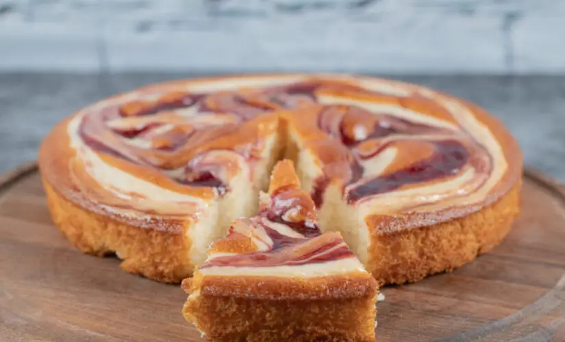 Torta de banana caramelizada com massa fofinha e sabor de infância