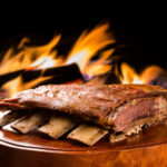 Costela assada suculenta com carne desmanchando e tempero caseiro inesquecível