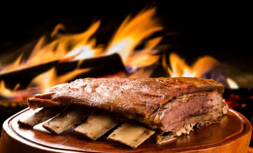 Costela assada suculenta com carne desmanchando e tempero caseiro inesquecível