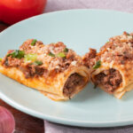 Panqueca de carne moída com molho de tomate gratinado igual da casa da mãe