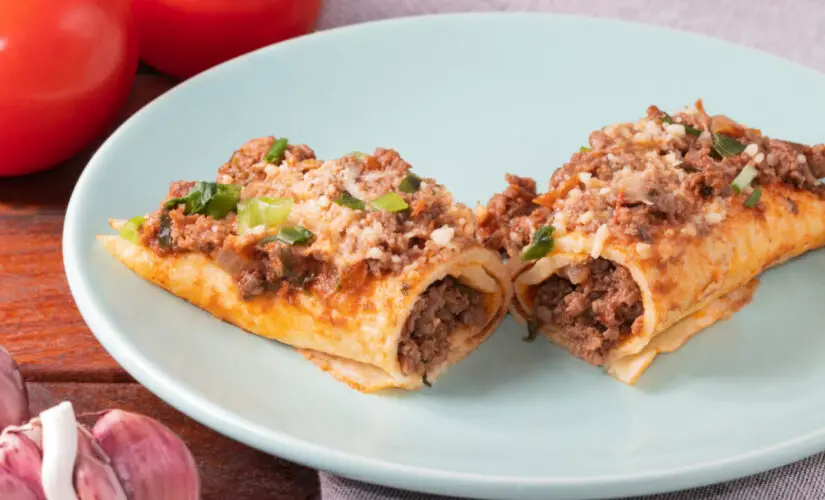 Panqueca de carne moída com molho de tomate gratinado igual da casa da mãe