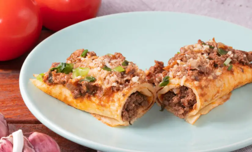 Panqueca de carne moída com molho de tomate gratinado igual da casa da mãe