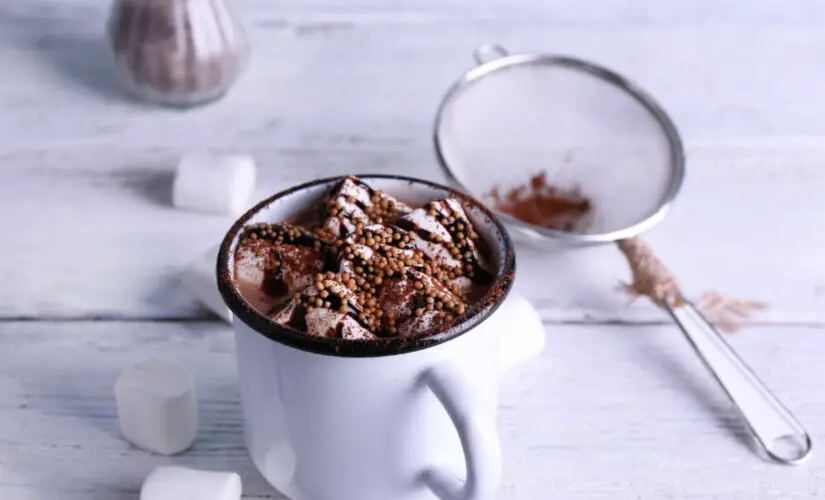 Brownie de caneca fácil, rápido e chocolatudo pronto em 2 minutos