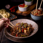 Yakissoba tradicional fácil com legumes, carne e molho delicioso igual ao dos melhores restaurantes