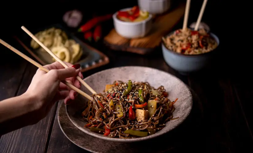 Yakissoba tradicional fácil com legumes, carne e molho delicioso igual ao dos melhores restaurantes
