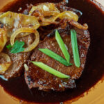 Bife acebolado suculento, dourado e cheio de sabor igual ao da casa da vó