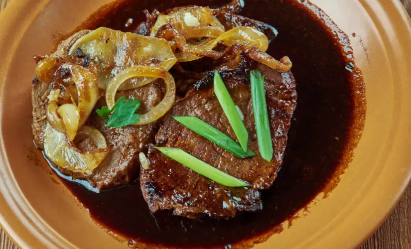 Bife acebolado suculento, dourado e cheio de sabor igual ao da casa da vó