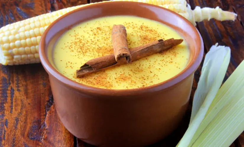 Curau de milho verde cremoso, docinho e com aquele sabor de festa junina